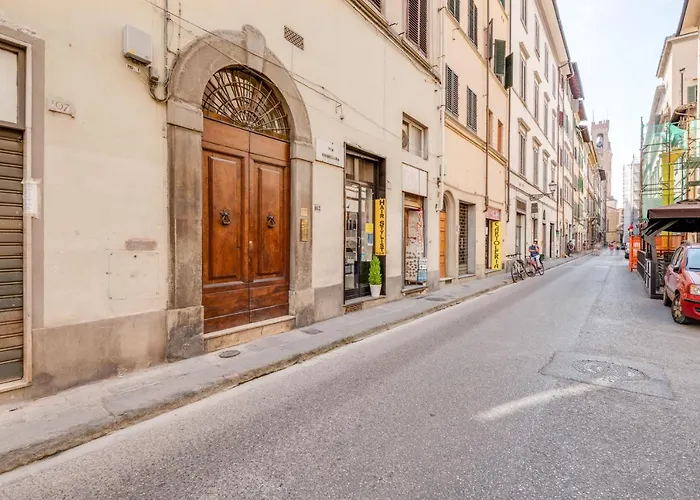 Guesthost - Piazza Santa Croce Design With Balcony Апартаменты
