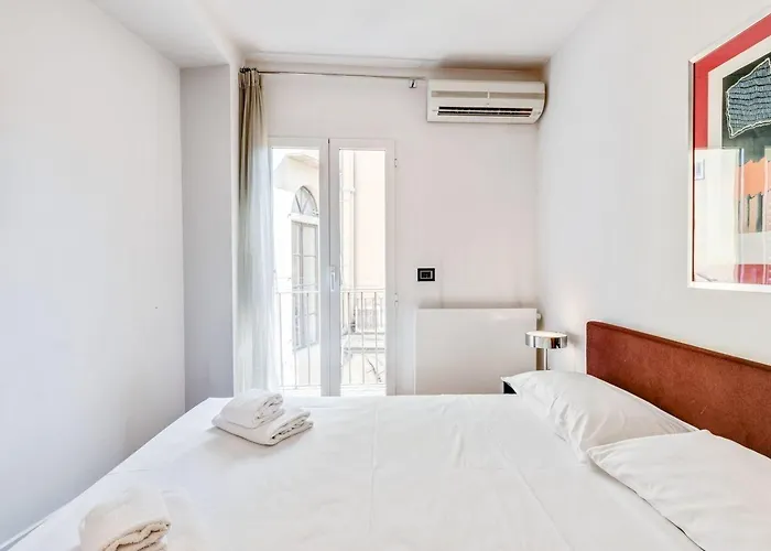 Апартаменты Guesthost - Piazza Santa Croce Design With Balcony *